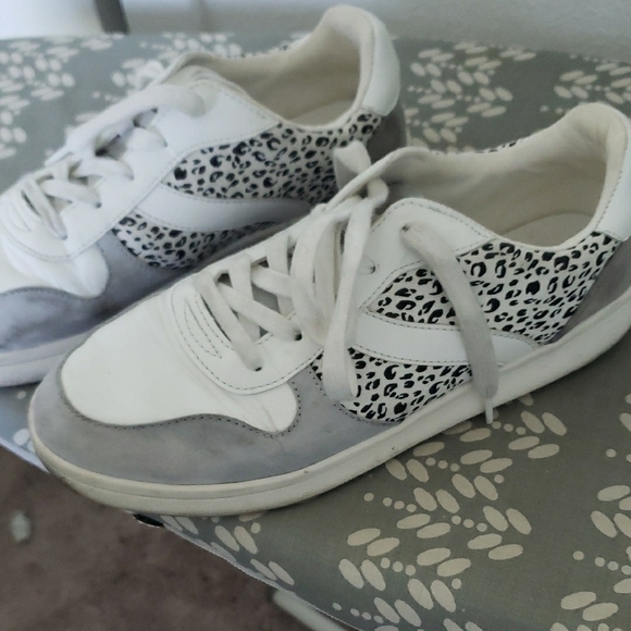 White and Gray Minimalist Sneakers with Retro Design - Picture 5 of 5